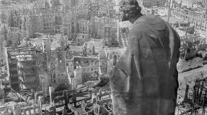 La ciudad de Dresde completamente destruida por los bombardeos.