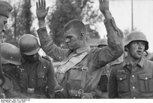 Junio de 1941. Soldados alemanes registran a un soldado soviético recién apresado.
