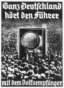 "Toda Alemania escucha al Führer con el radio-transistor popular"