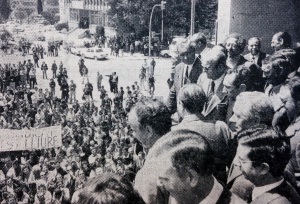 Concentración en la plaza Imperial Tarraco, 11 de mayo de 1976. Las élites políticas del régimen no estaban acostumbradas a ciertas forma de hacer política. Aquí contemplan a los campesinos que se manifiestan por una mejora de los precios de los productos agrícolas. En una de las pancartas se puede leer "Sindicat Lliure".