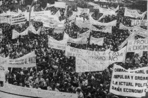 Imagen de las protestas campesinas de mayo de 1976 en Tarragona, donde se pueden leer algunos de los lemas que servían como nervio de las protestas.