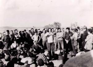 Aquí podemos ver una imagen de la famosa tractorada de 1977, en este caso correspondiente a Gandesa, que supuso un gran impulso para la sindicación de campesinos en sindicatos independientes, fundamentalmente l'Unió de Pagesos.
